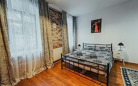 Studiouri, Piața Armelor